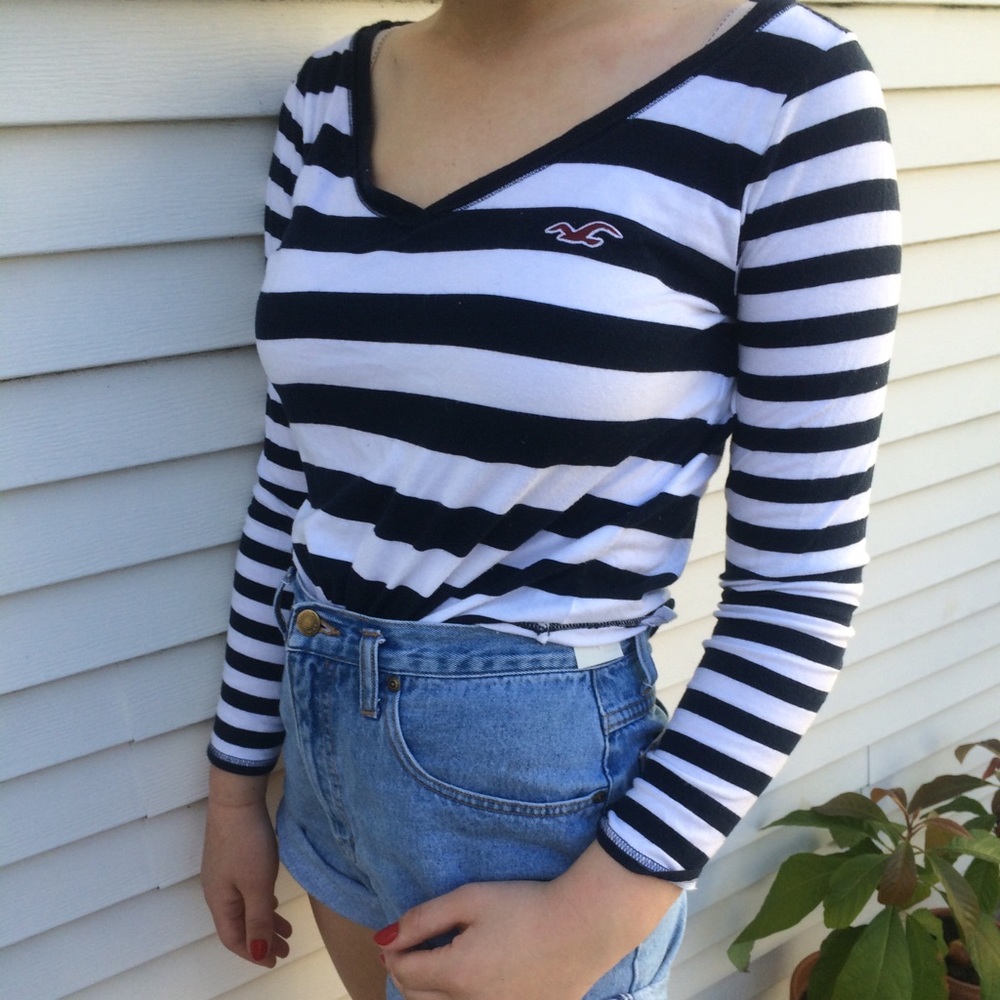 Hollister V Neck - Picture 2 of 2
