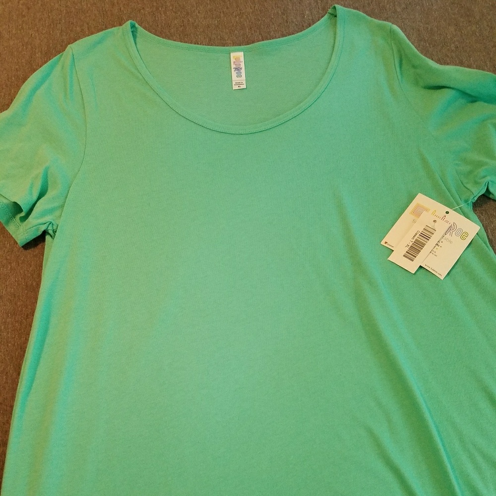 NWT Lularoe Classic Tee