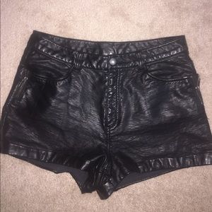 🚨HOT Black faux leather shorts🚨