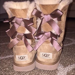 UGG BOOTS BOW!