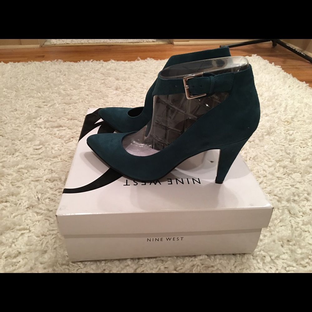 NIB Nine West turquoise heel.