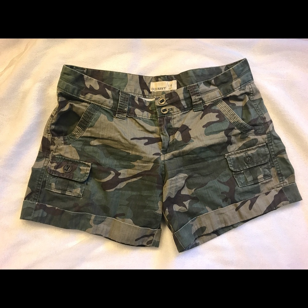 Old Navy camouflage cargo shorts size 6 (fits 7/8)