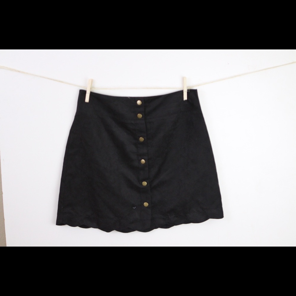 Scallop Black Skirt