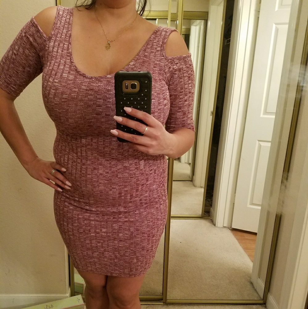 Shoulder cut-out midi dresa