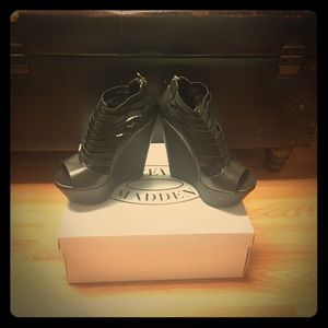 Steve Madden Black Louees Wedge