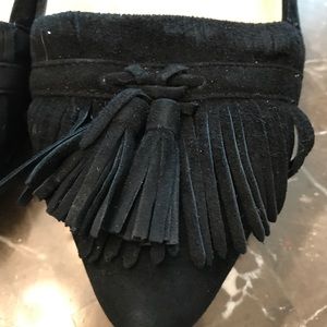 Jessica Simpson flat fringed shoes in black.