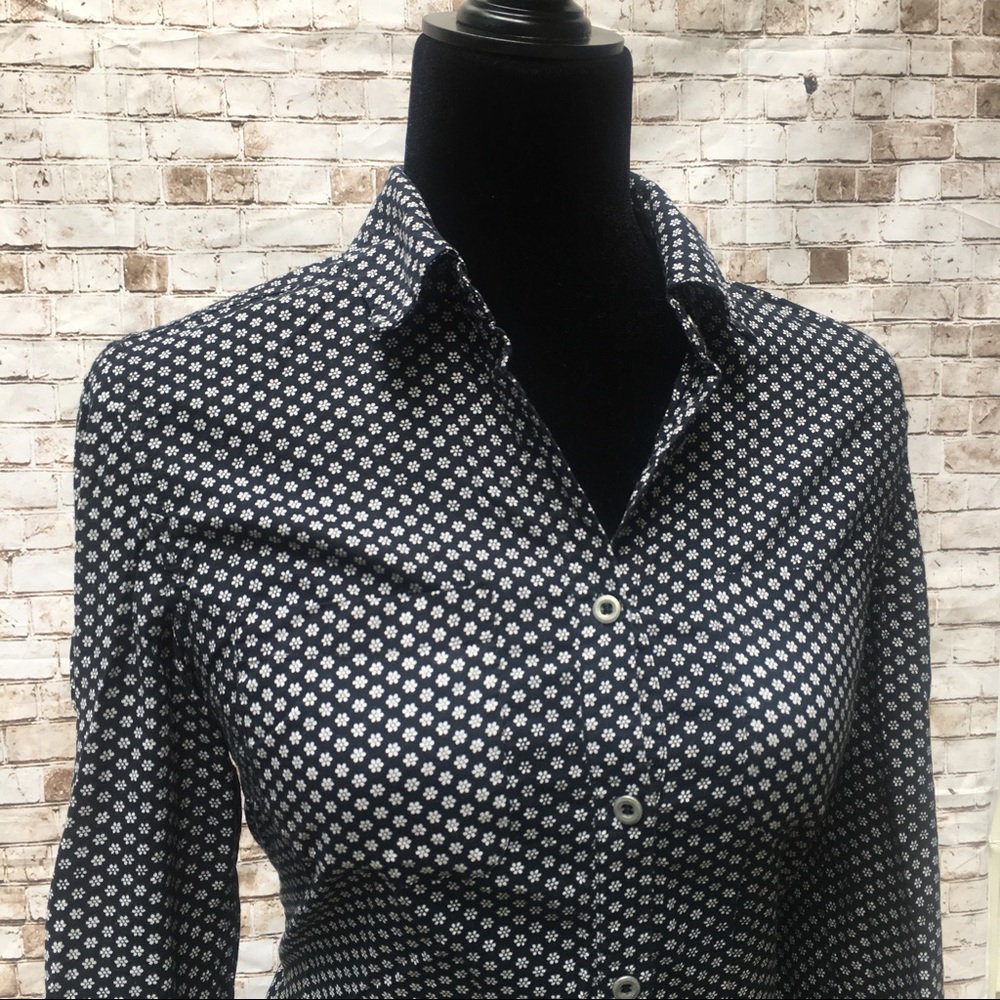 BCBG Top button long sleeve shirt