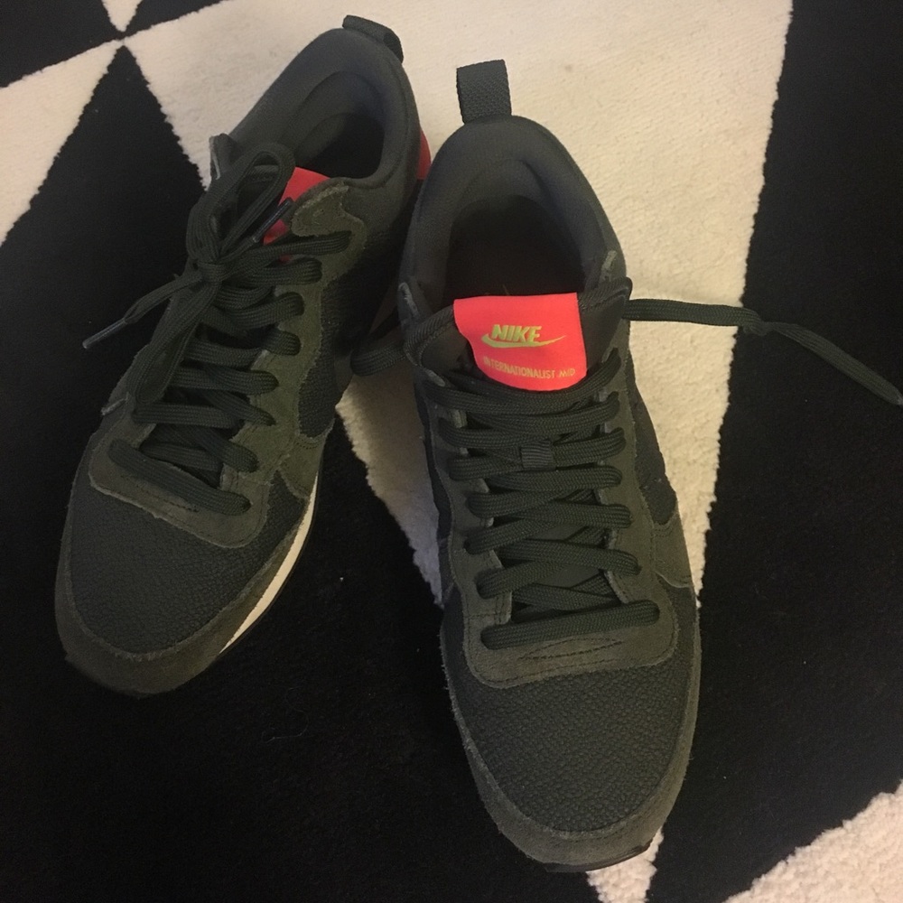 Nike Women's size 7.5 internationalist mid