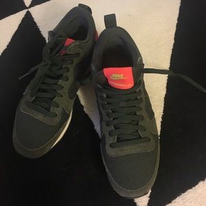 Nike Women's size 7.5 internationalist mid