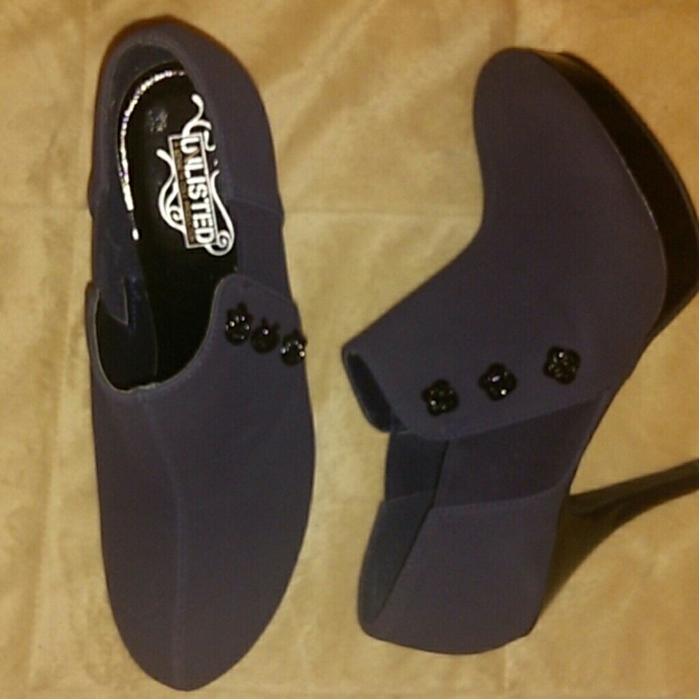 NAVY HEELS