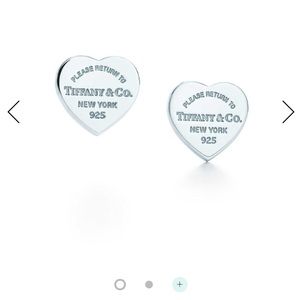 ✨Tiffany&Co Mini Heart Silver Earrings❤️