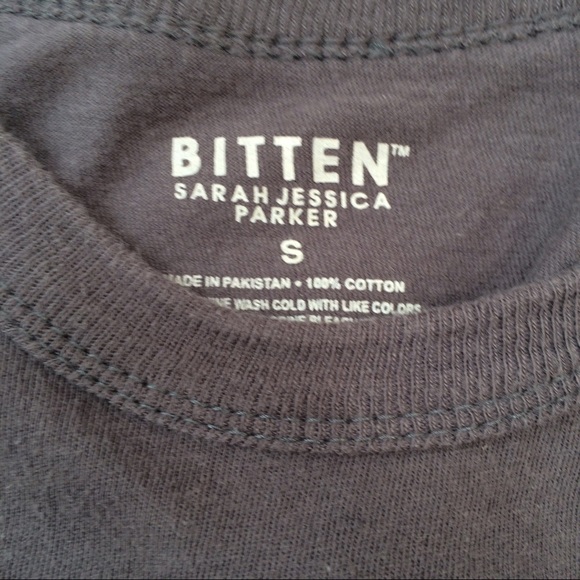 Grey tee cute graphic 🗽 - Picture 4 of 6