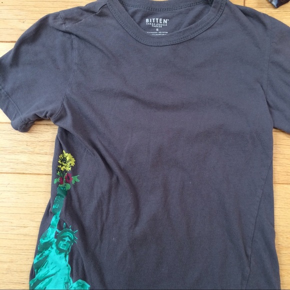 Grey tee cute graphic 🗽 - Picture 3 of 6