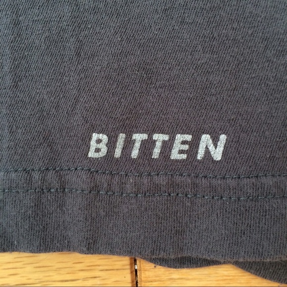 Grey tee cute graphic 🗽 - Picture 5 of 6