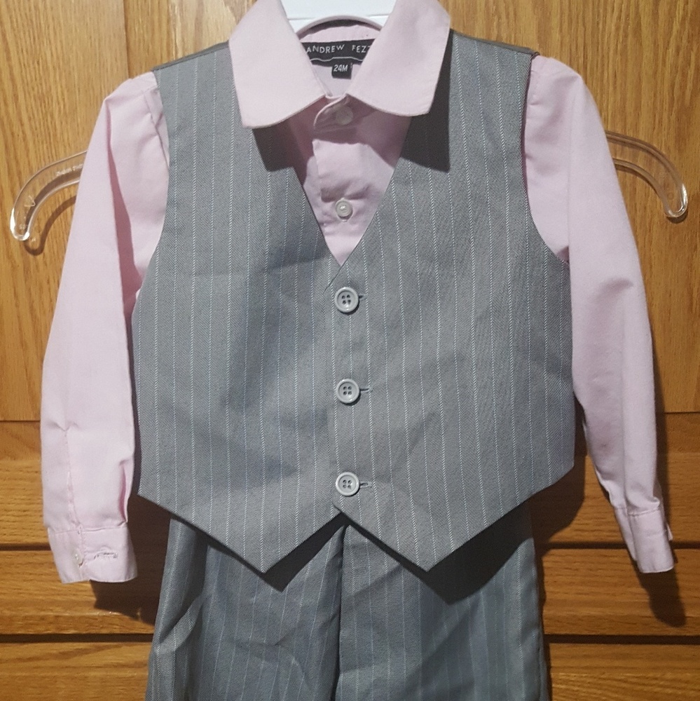 ADORABLE Like new little boys 3pc suit