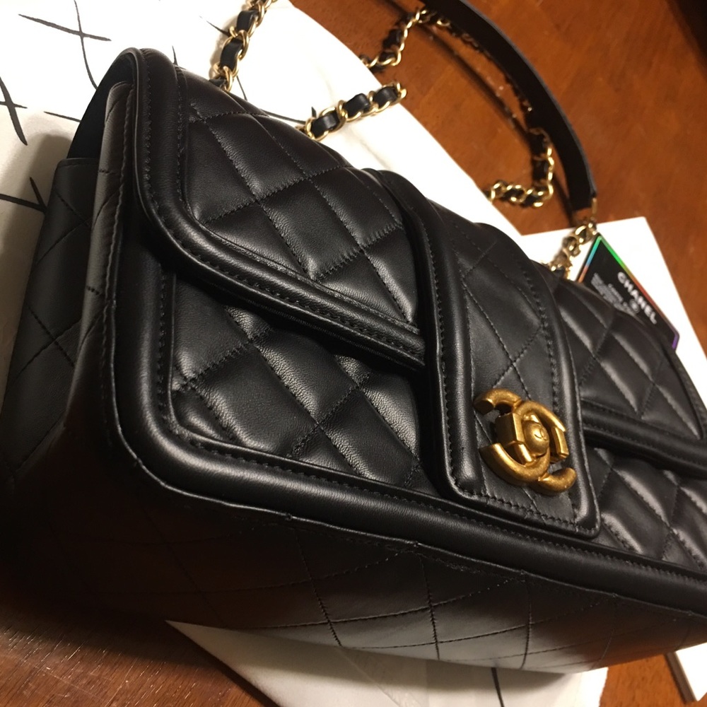 CHANEL Authentic black leather handbag classic