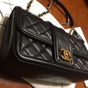 CHANEL Authentic black leather handbag classic