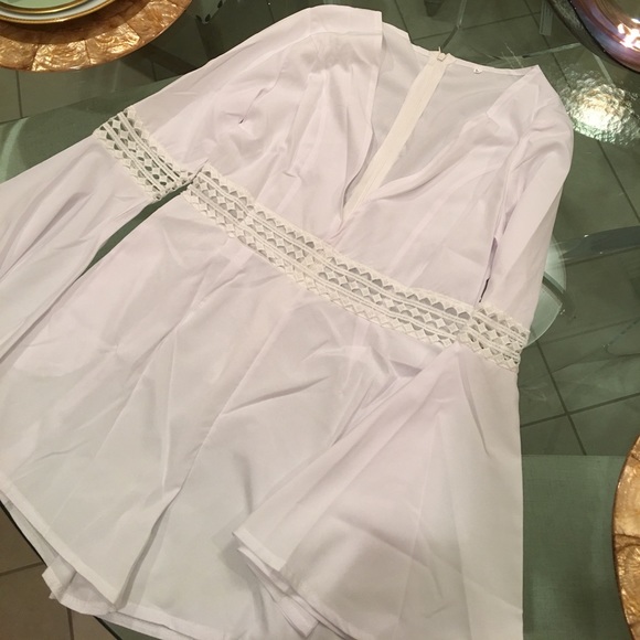 ✨LAST ONE LEFT!!! White Bell Sleeved Romper✨ - Picture 5 of 7
