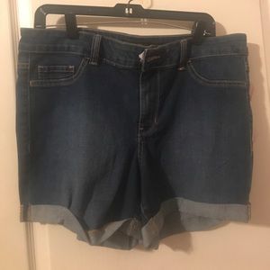 Brand new Forever 21 shorts 💙