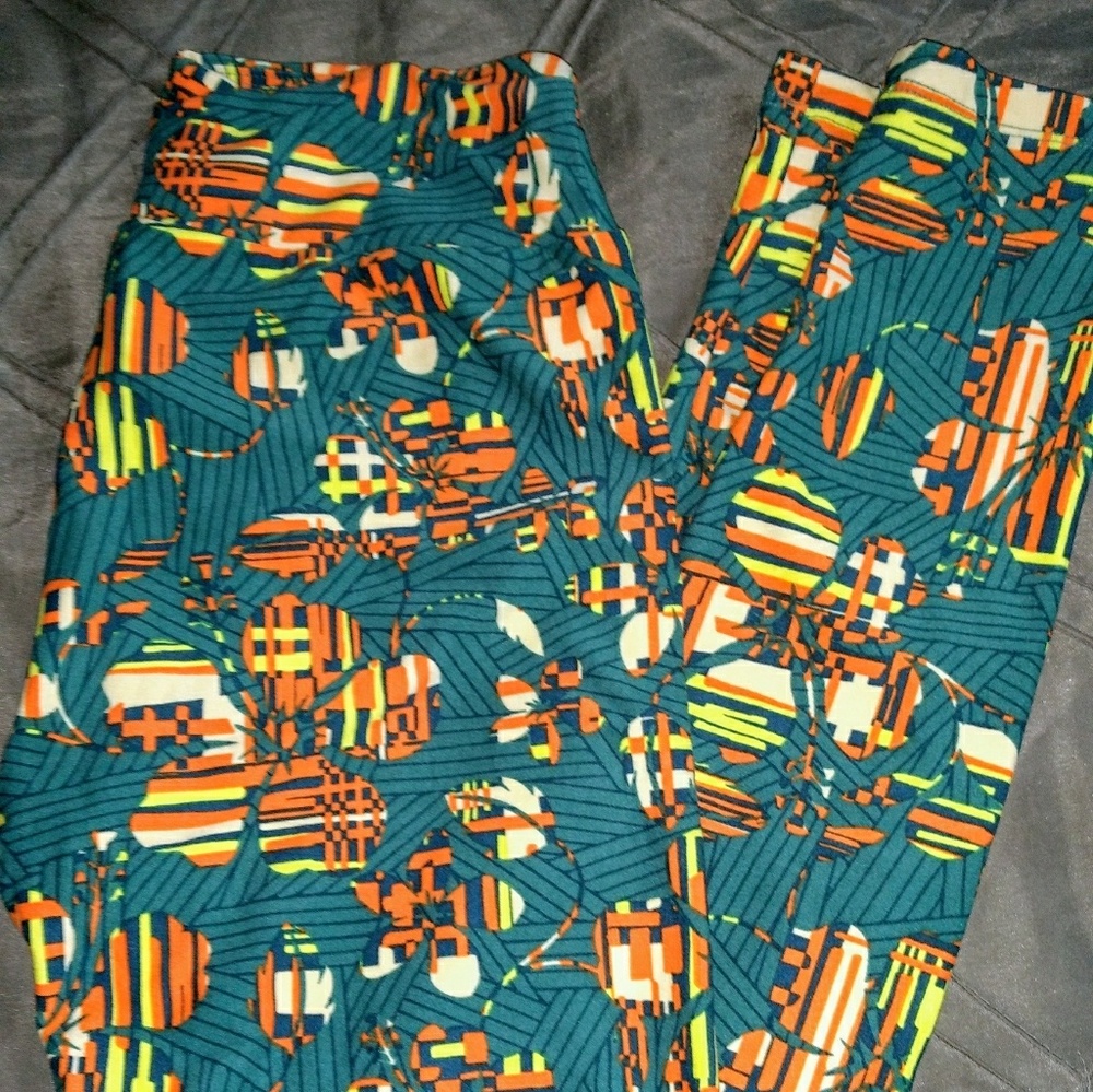 NWT Lularoe Hawaiian Flower Leggings!