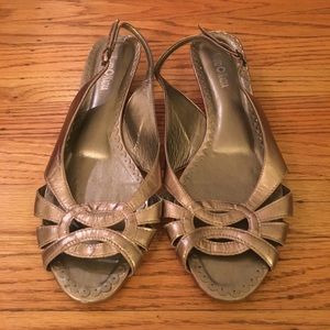Gold/bronze slingback kitten heels. Size 41.