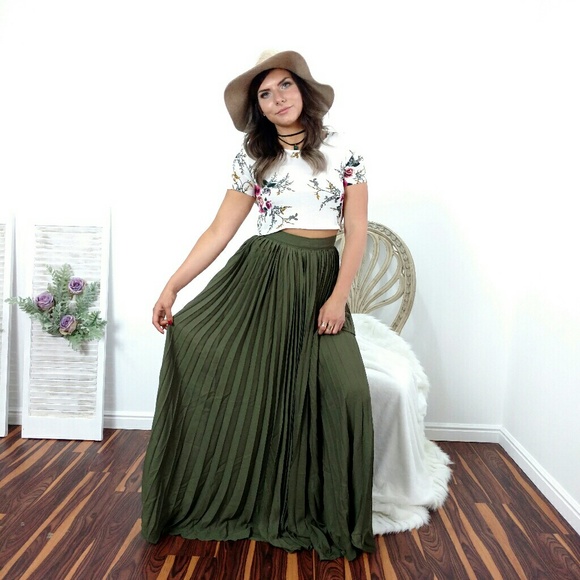 📣LAST ONE📣🌿OLIVE PLEATED MAXI SKIRT🌿 - Picture 4 of 7