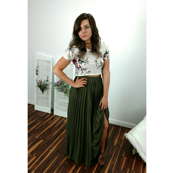 📣LAST ONE📣🌿OLIVE PLEATED MAXI SKIRT🌿 - Picture 5 of 7