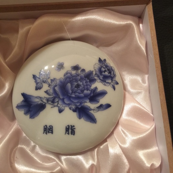Oriental Face blush in Porcelain Case - Picture 1 of 9