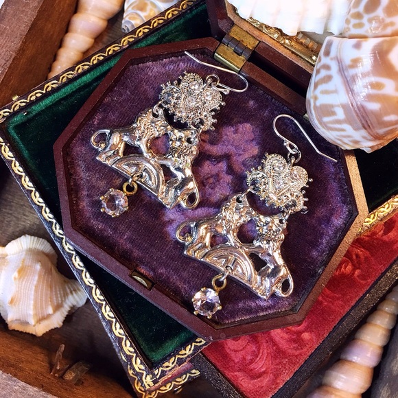 Assemblage Strength Of Two Lions Dangle Earrings - Picture 5 of 9