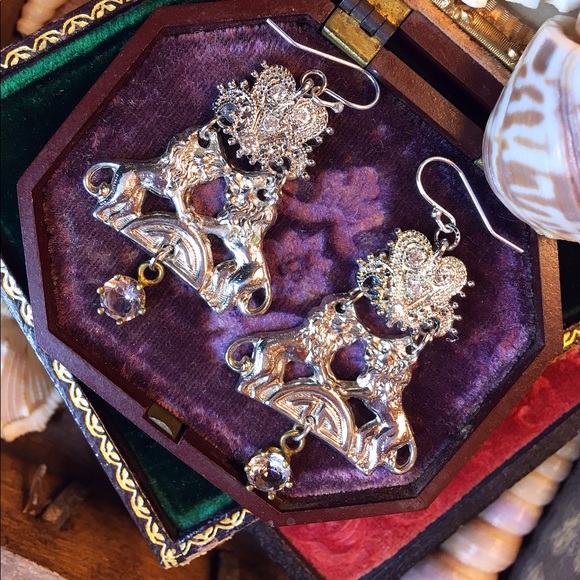 Assemblage Strength Of Two Lions Dangle Earrings - Picture 4 of 9