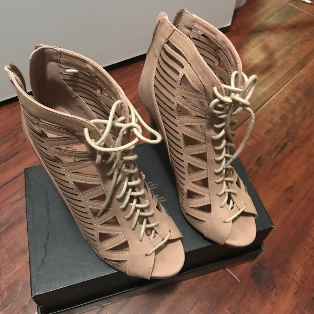 Paprika!! Laced Heels.