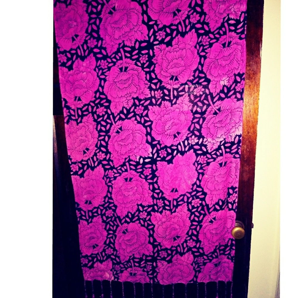 Fuschia and black flower print tapestry