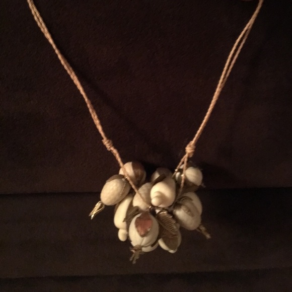 Necklace with white fruit shapes and bronze leaves - Picture 2 of 2