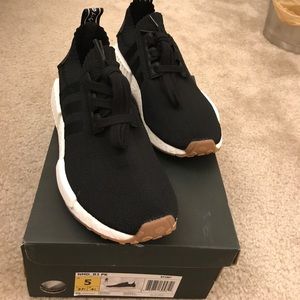 ⬇️BRAND NEW,DS Adidas NMD black primeknit gum bttm