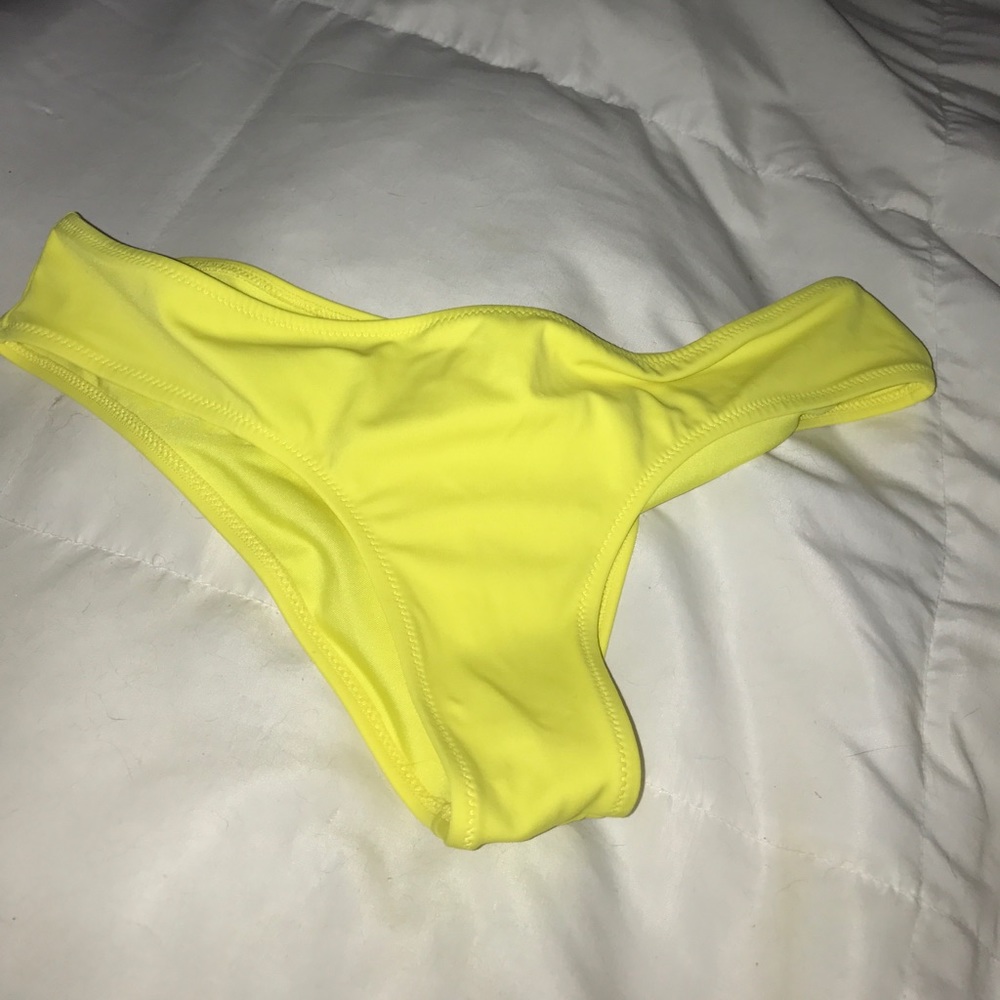 NWOT. VS cheeky bikini bottoms