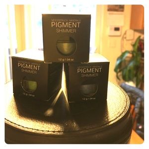 Younique Pigment Shimmer Eyeshadow