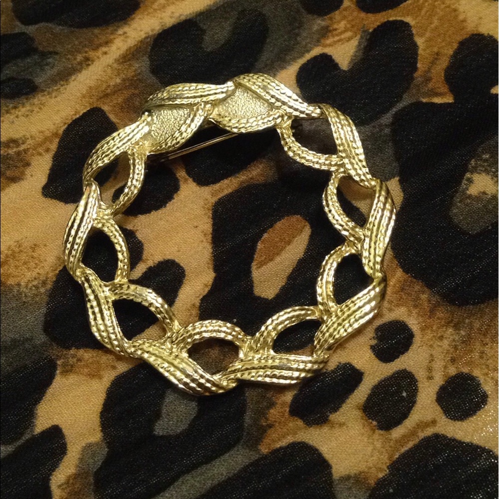 Vintage Wreath Brooch gold plated