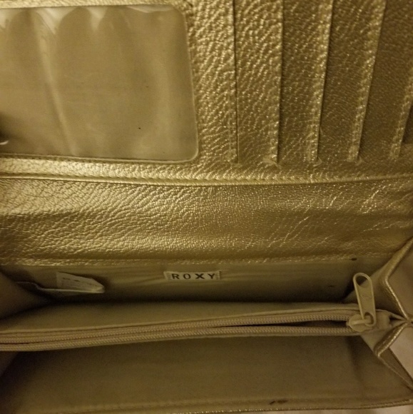 🚫SOLD🚫 Roxy Wallet - Picture 3 of 3