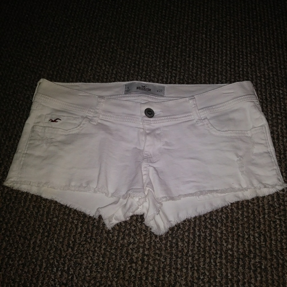 White Hollister shorts
