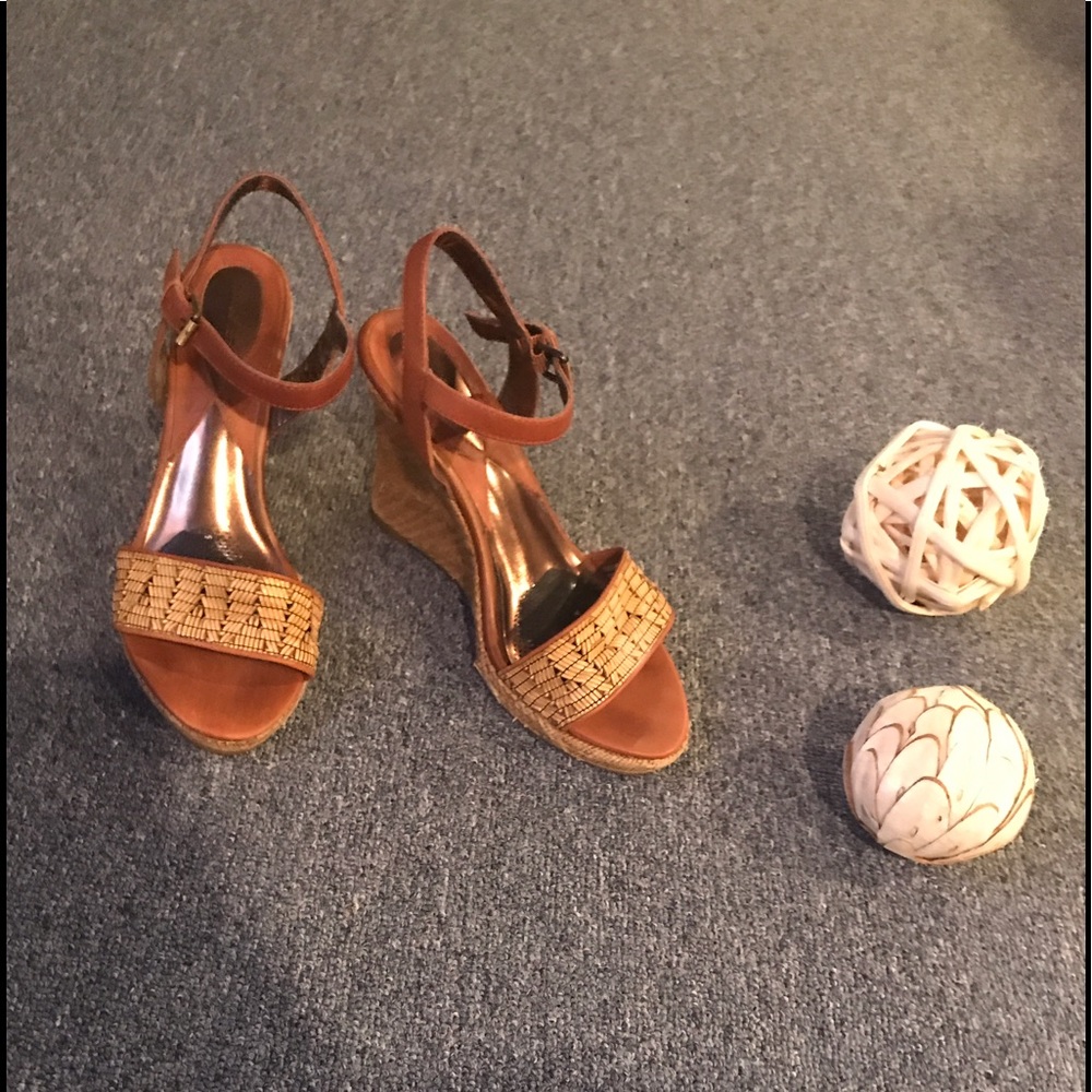TAN LEATHER STRAPPY WEDGE SANDALS W/ STRAW DETAIL