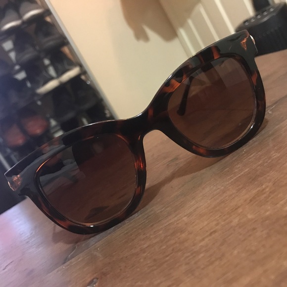 Accessories - Tortoiseshell Glasses