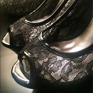 Lace peep- toe pumps