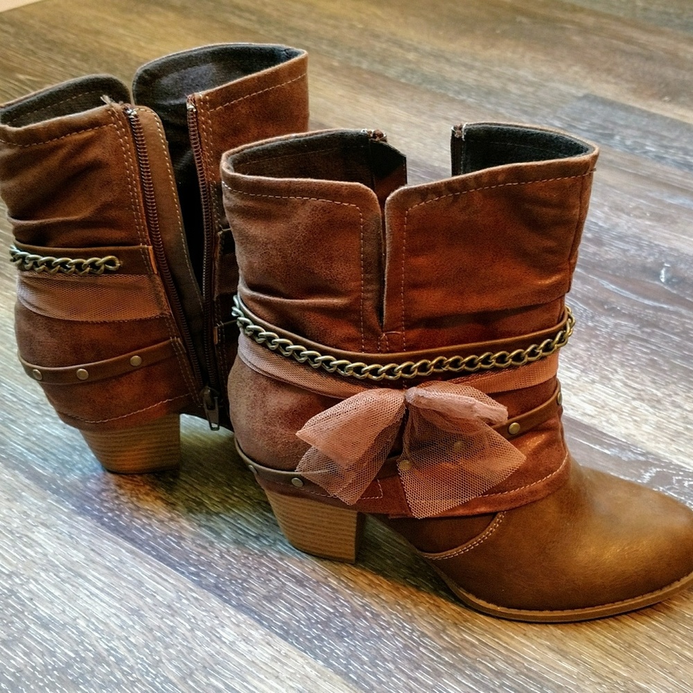 *SOLD* Super cute boots; worn ONCE