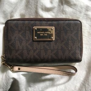 Michael Kors Tech Friendly Wallet