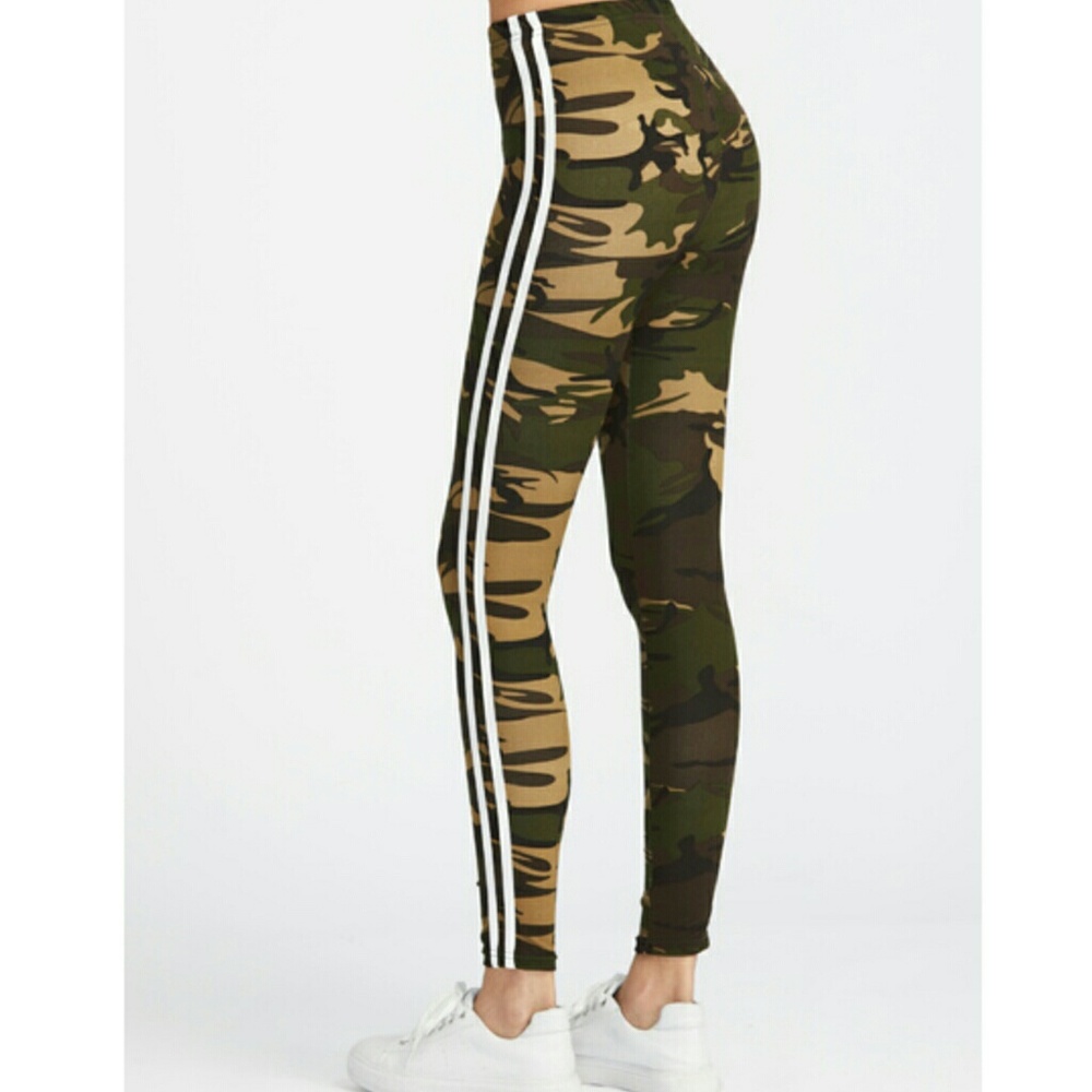 🚨LAST PAIR 🚨🌿CAMO STRIPED LEGGINGS!🌿 - Picture 2 of 3