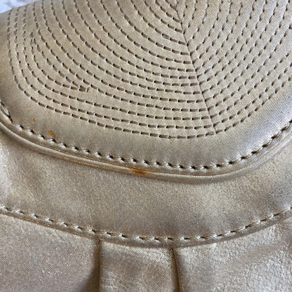 BOTKIER CHAMPAGNE GOLD MAGNETIC CLOSURE CLUTCH - Picture 3 of 5