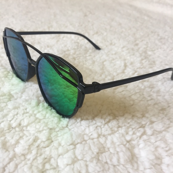 Trendy Green/orange flash mirrored sunnies - Picture 3 of 4