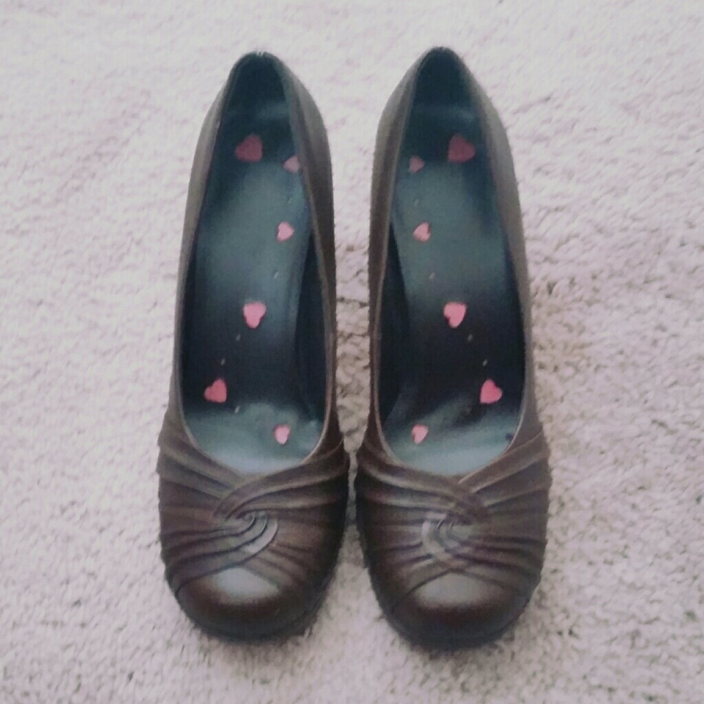 ❌(SOLD💯) 💋 NWOT Chocolate Brown Pumps w/ Hearts on Soles