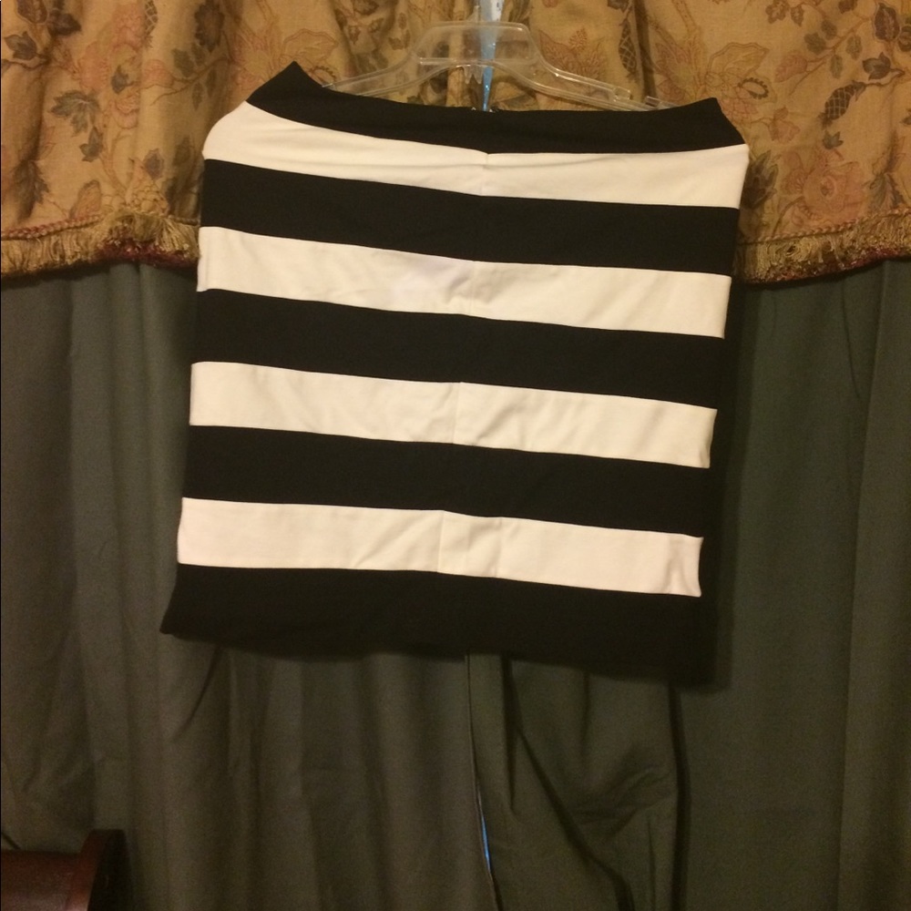 Black and white stretchy skirt