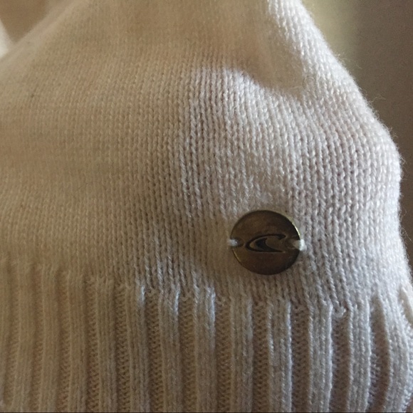 Cream sweater with small crochet design - Picture 2 of 5